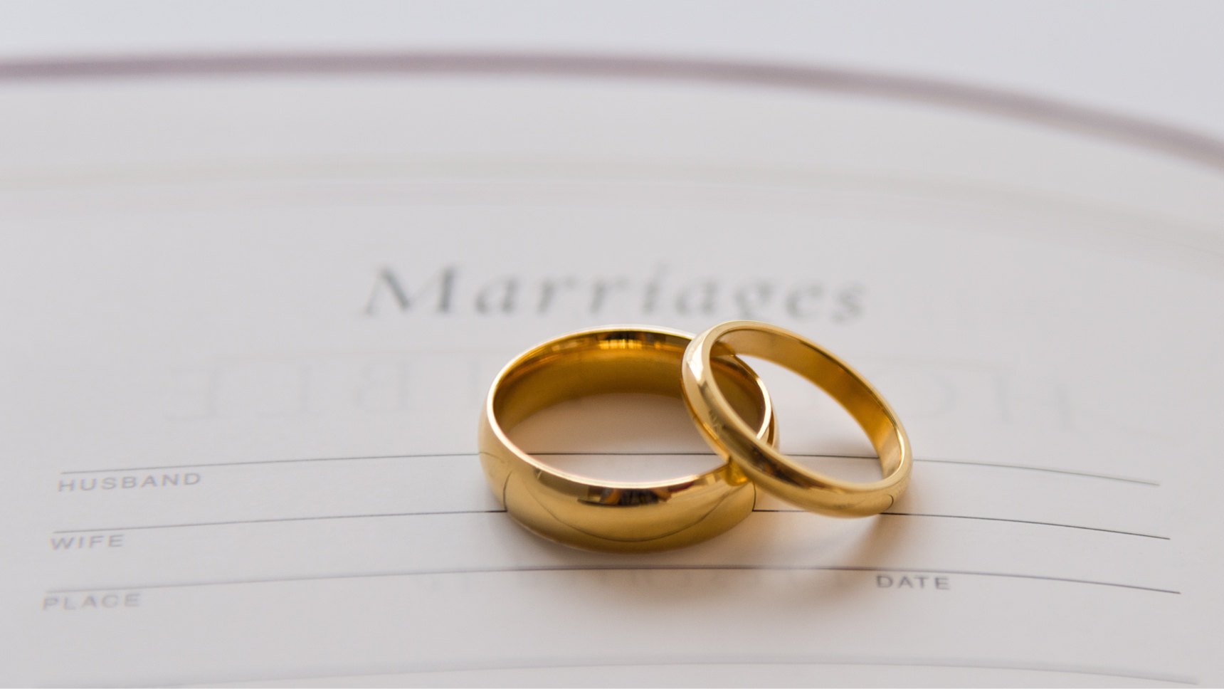 Alianzas de boda sobre documentación matrimonial como representación de las capitulaciones matrimoniales internacionales.