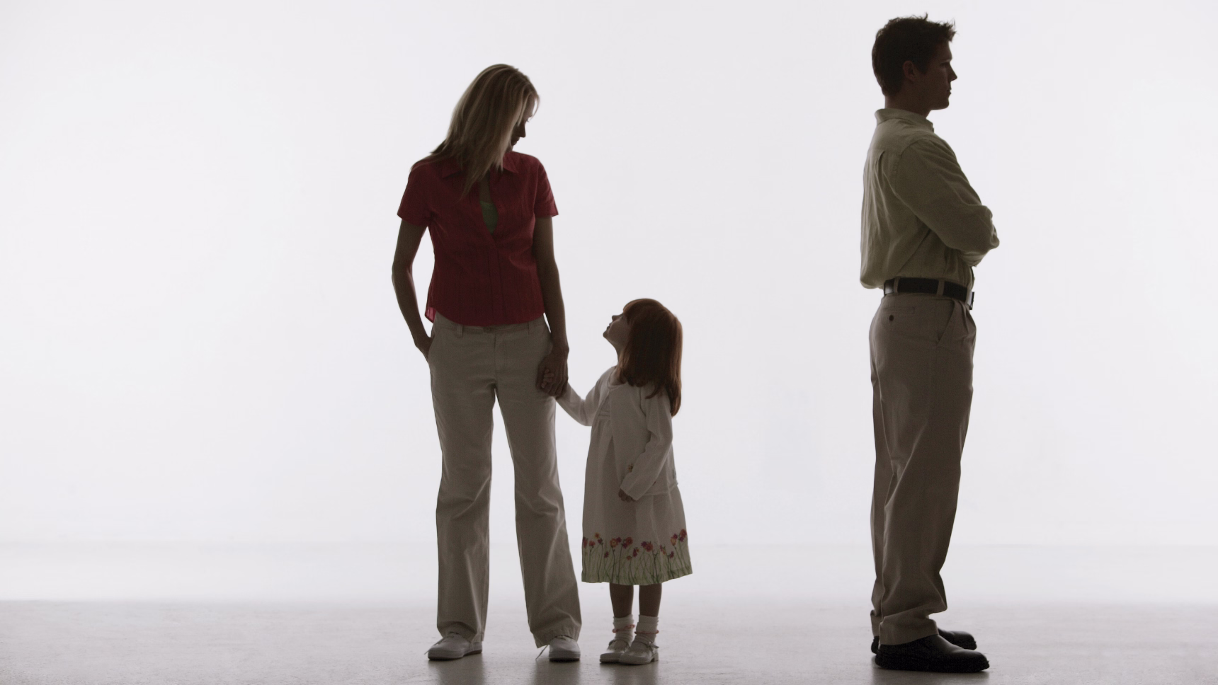 Padres separados junto a su hija como representación de un conflicto de custodia internacional de menores.