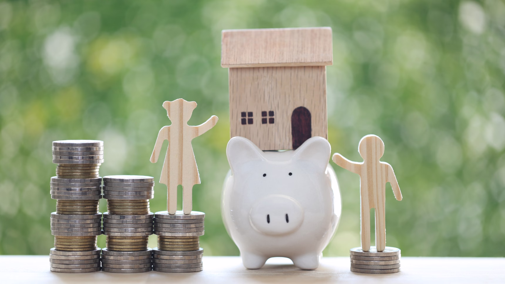Figuras familiares, monedas, una vivienda y una hucha como representación de la reclamación internacional de pensión de alimentos.