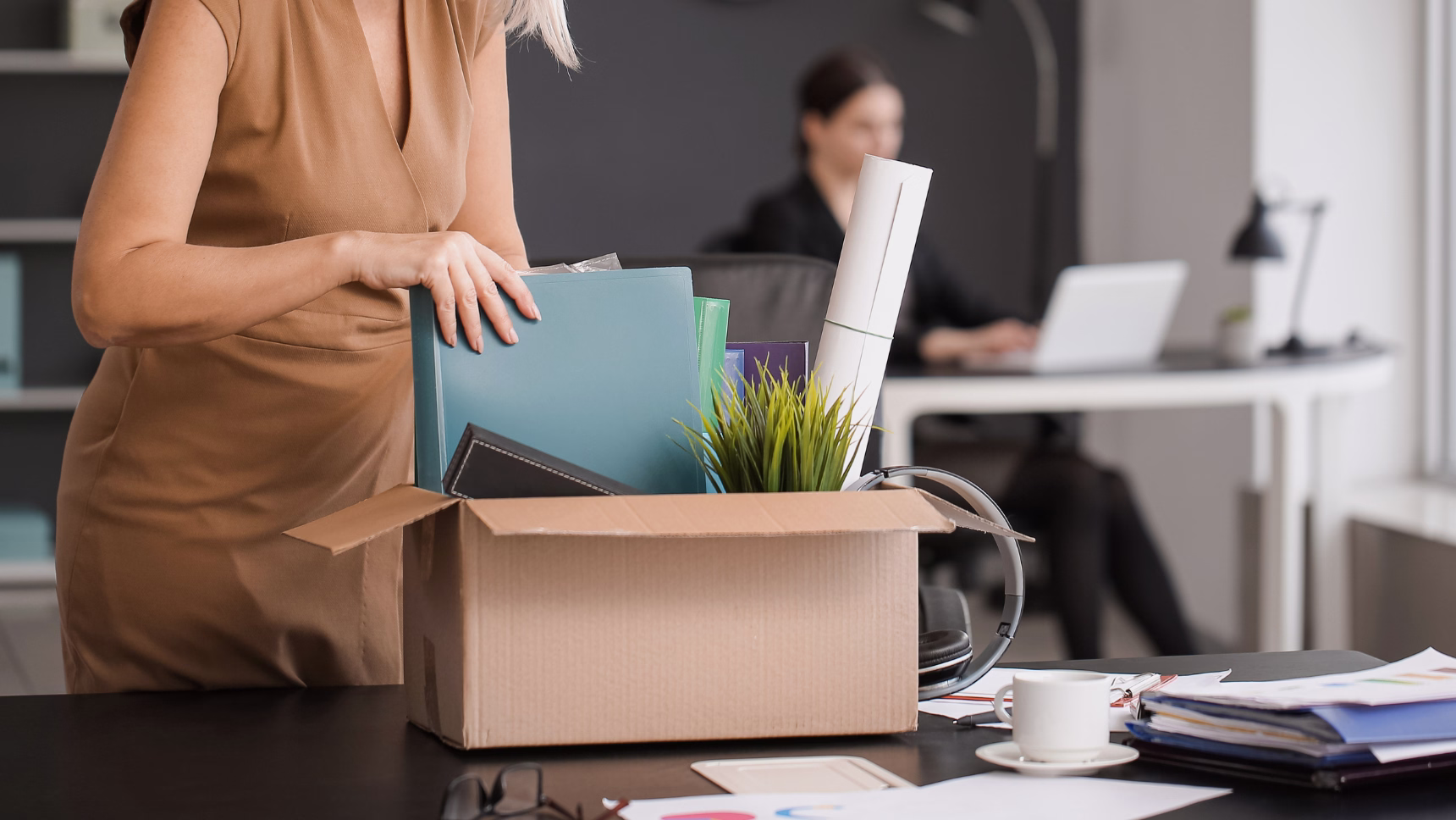 Trabajadora recogiendo sus pertenencias tras recibir un despido objetivo