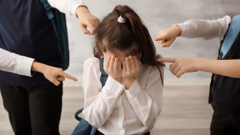 Alumna víctima de acoso escolar rodeada por compañeros en un centro educativo