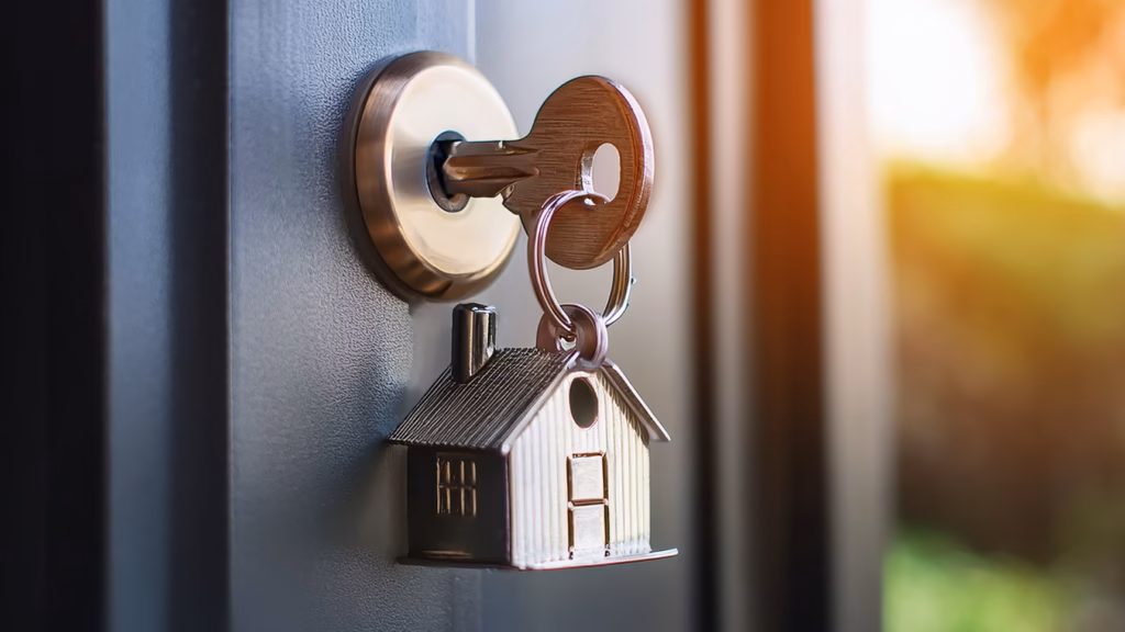 Llave de vivienda con llavero en forma de casa para ilustrar el alquiler de una VPO
