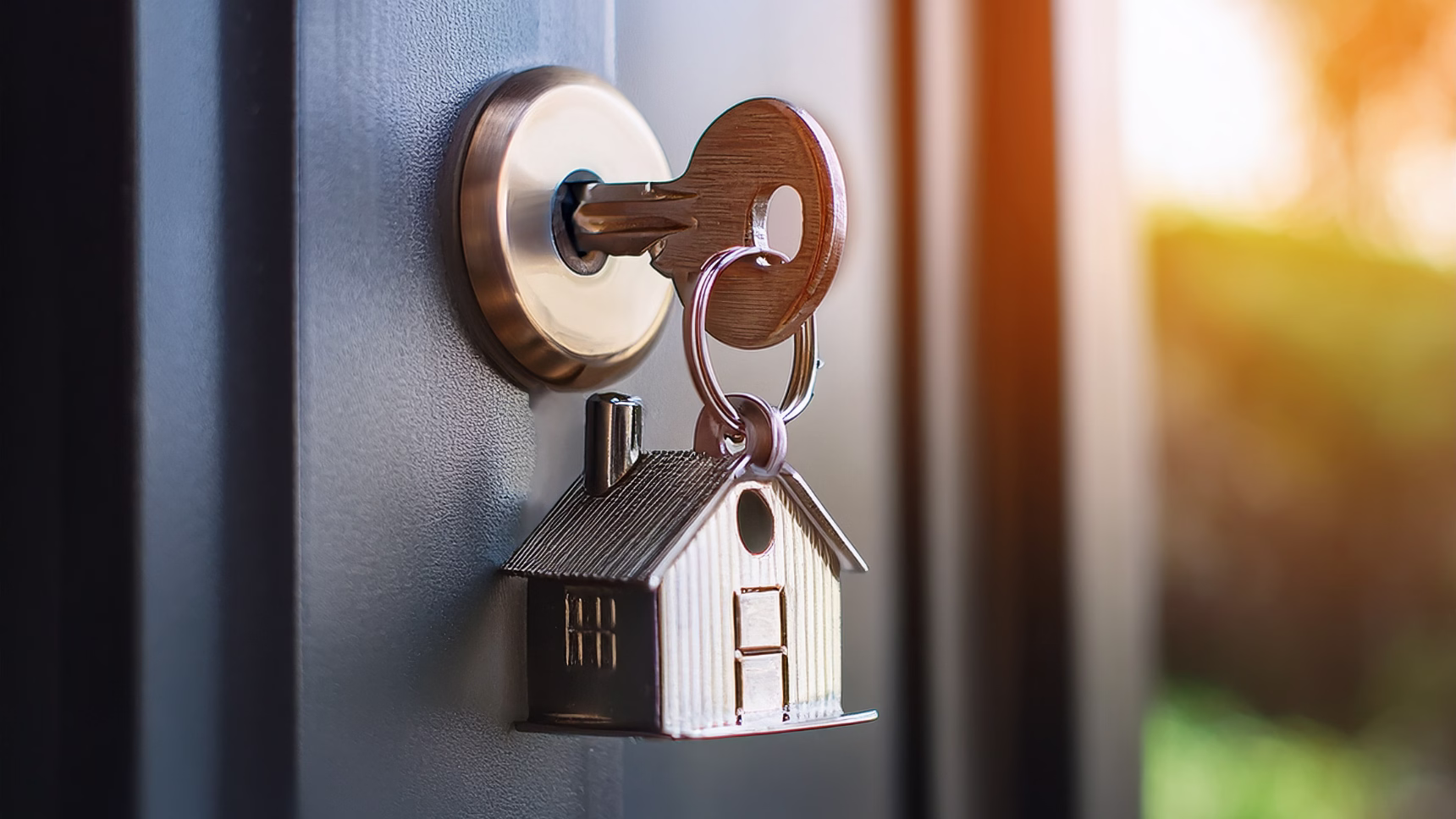 Llave de vivienda con llavero en forma de casa para ilustrar el alquiler de una VPO