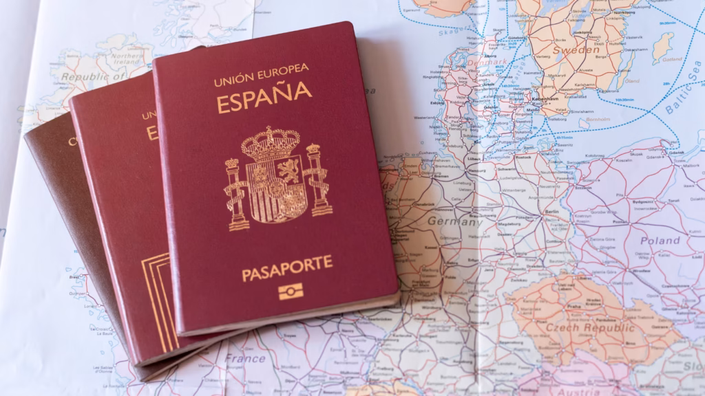 Pasaportes españoles sobre un mapa de Europa para ilustrar el arraigo social en España