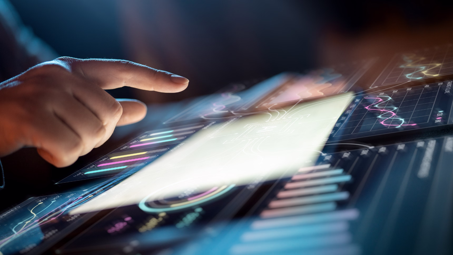 Análisis de datos financieros en una pantalla digital para investigar falsas inversiones vinculadas a QTA App y QuanFlow