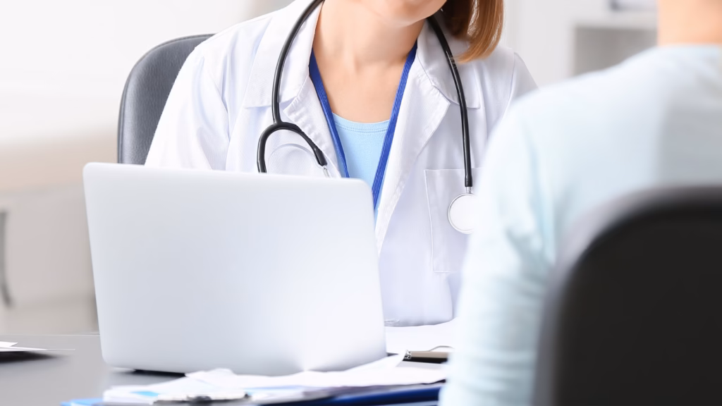 Consulta médica de una persona de baja por enfermedad ante un posible despido laboral