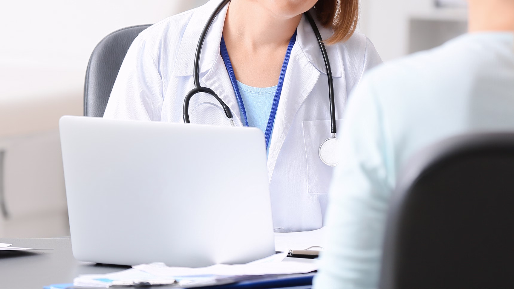 Consulta médica de una persona de baja por enfermedad ante un posible despido laboral