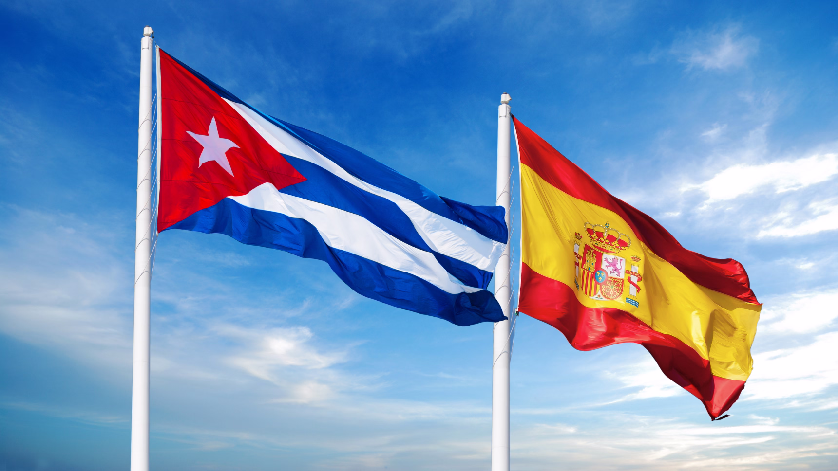 Banderas de Cuba y España en una página sobre pagos internacionales con criptomonedas