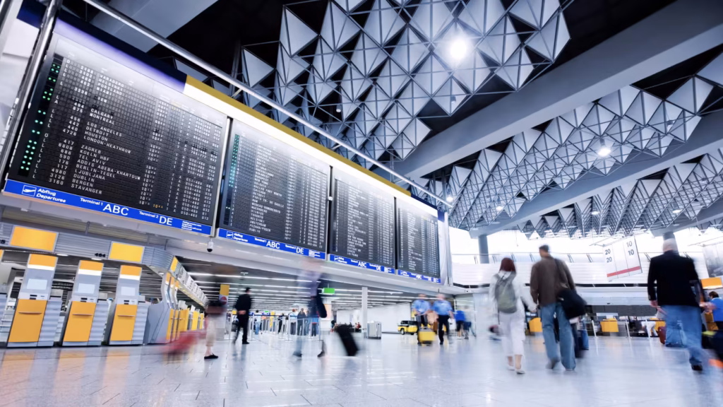 Aeropuerto internacional para ilustrar la diferencia entre retención, inadmisión, devolución y expulsión en España