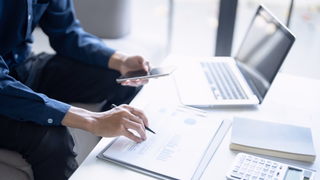 Profesional trabajando en remoto desde España para una empresa extranjera