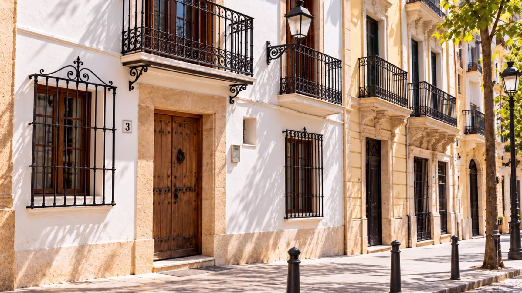 Fachadas de viviendas españolas con balcones, ilustración de la compra de vivienda en España por no residentes