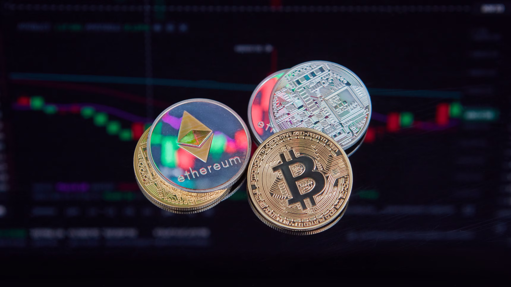 Monedas de Bitcoin y Ethereum sobre gráficos de criptomonedas, imagen del caso de fondos bloqueados en Bybit.