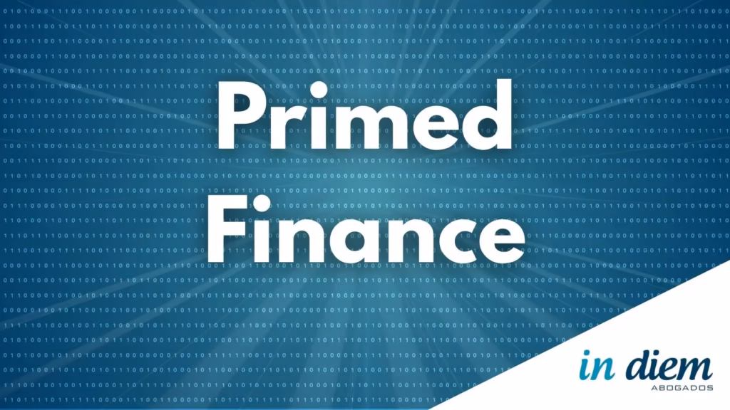 Primed Finance sobre fondo binario azul para el análisis de la estafa de Primed Finance y recuperación de fondos.