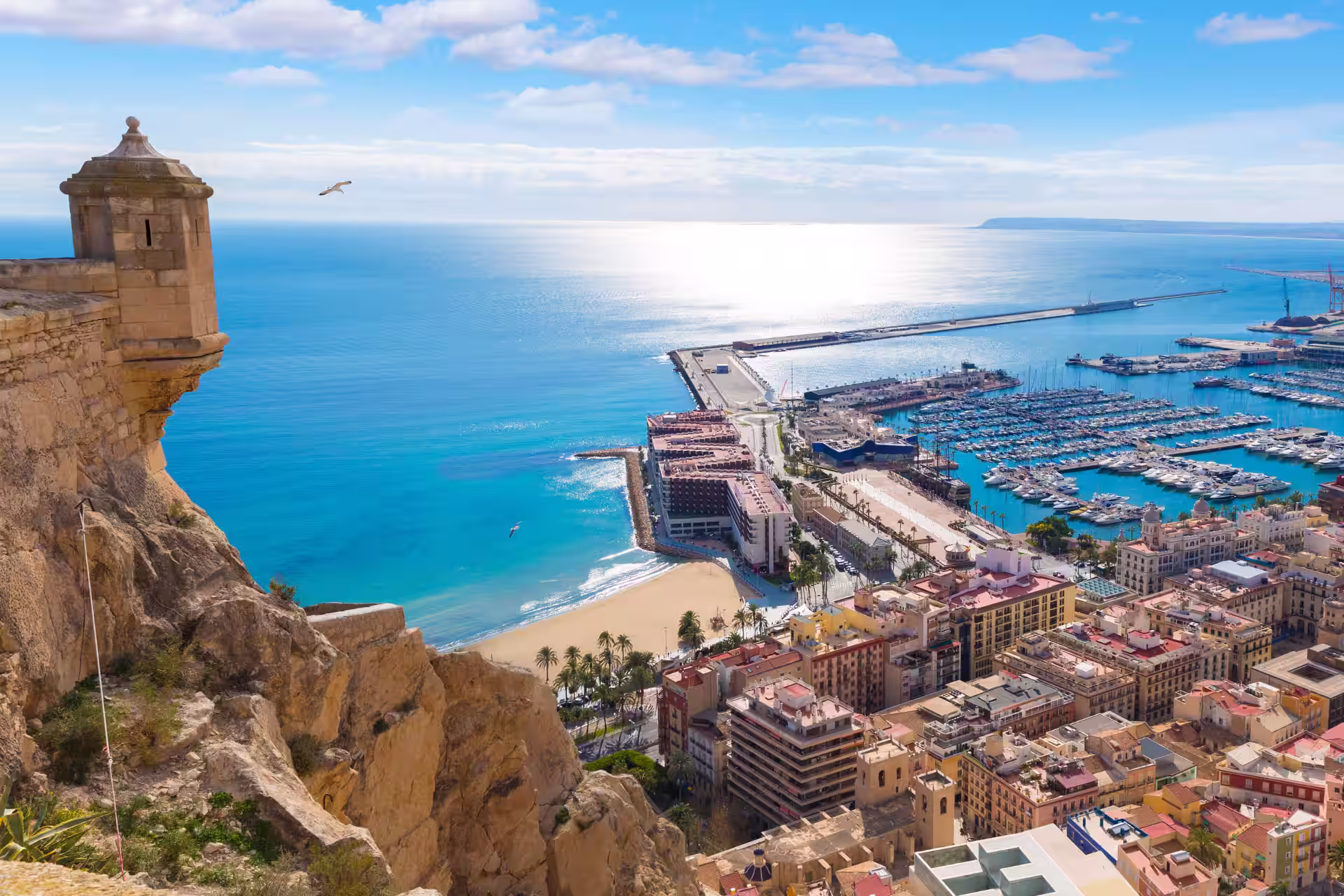 Vista panorámica del puerto deportivo de Alicante y el mar Mediterráneo desde el Castillo de Santa Bárbara.
