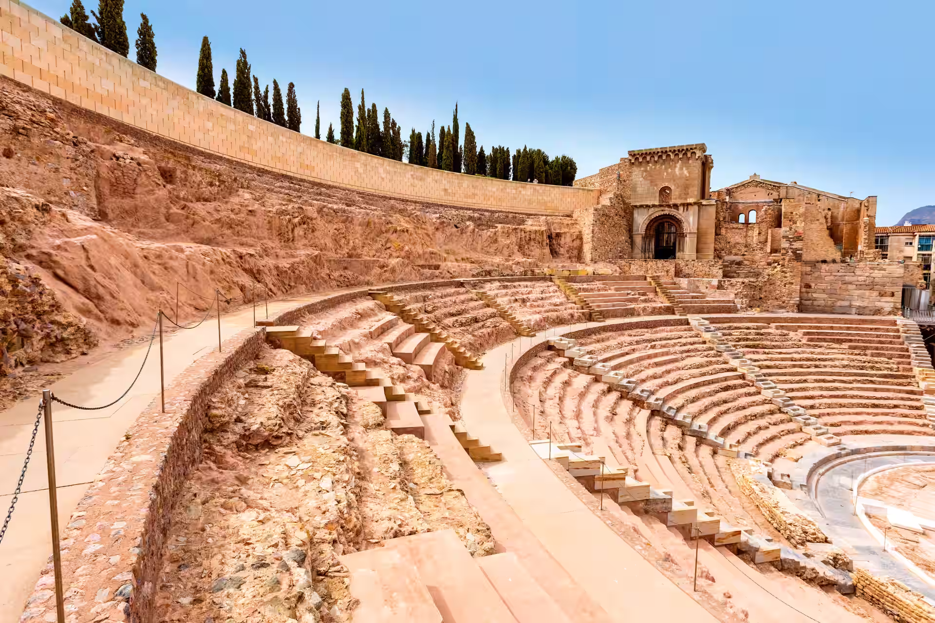 Teatro Romano de Cartagena, Murcia, con gradas de piedra y restos arqueológicos de la antigua ciudad romana.