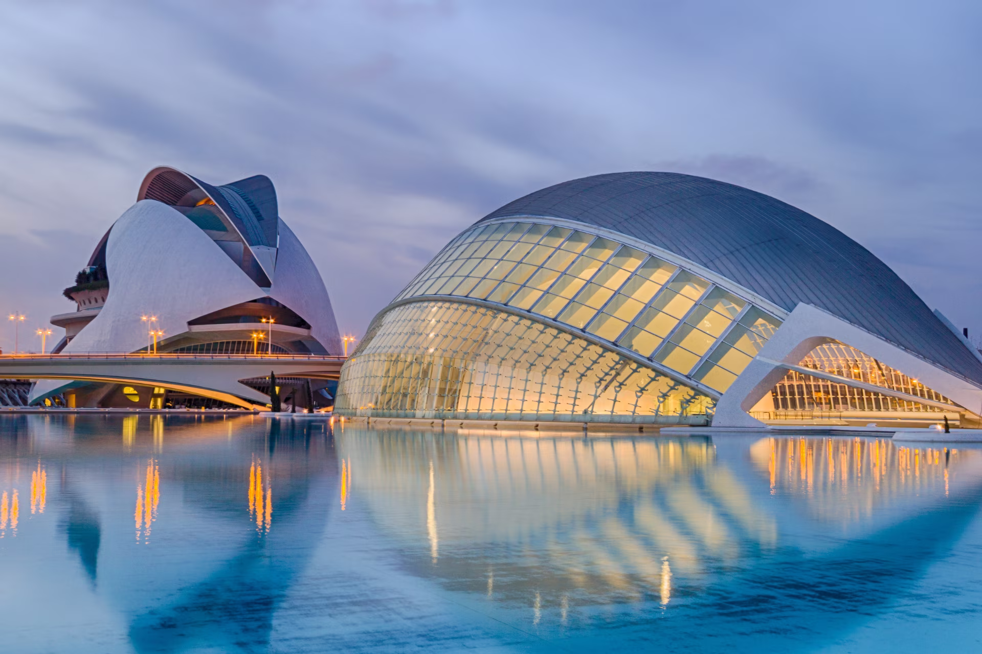 Ciudad de las Artes y las Ciencias de Valencia con edificios de arquitectura moderna reflejados en el agua.